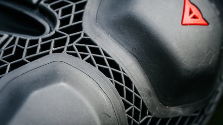 dainese-enduro-knee-guard-2-300419-ajbarlas-02391.jpg